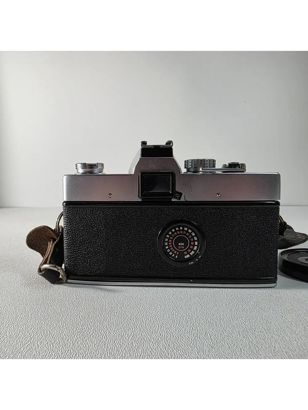 Minolta SRT 102 SLR Film Camera W/135mm MD Celtic f/3.5 Telephoto Lens